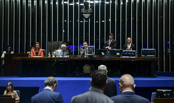 Notícias Senado aprova projeto que limita crescimento real do salário