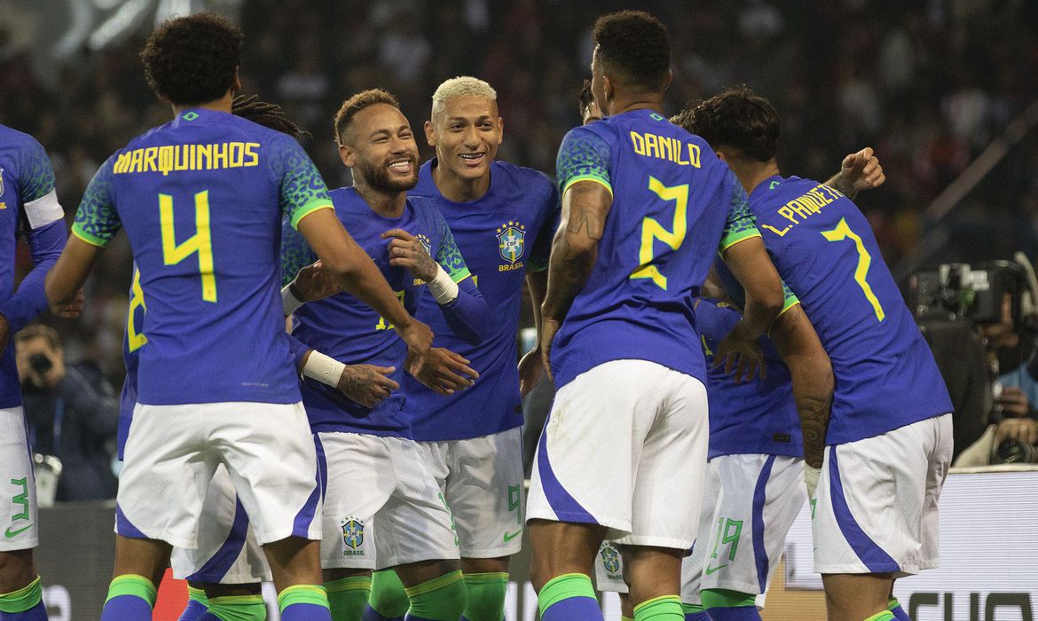 Notícias, Brasil vai jogar de camisa azul contra Camarões